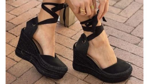 Collection Printemps-Été : Les compensées noires, la tendance incontournable de la saison