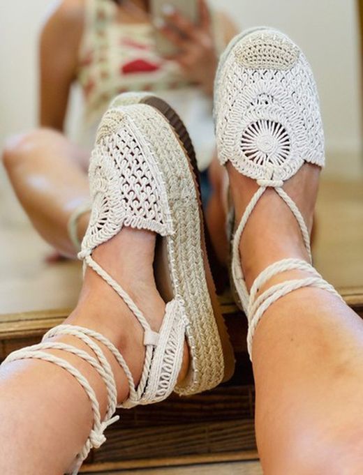 Espadrille en crochet avec plateforme nouée à la cheville Beige