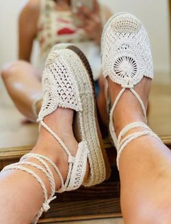 Espadrille en crochet avec plateforme nouée à la cheville Noir