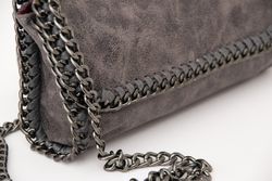Bandolera Piel Cadena Color Gris