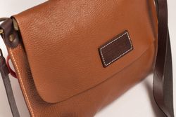 Sac bandoulière en cuir camel modèle 20223C