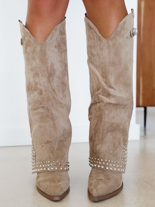 Bottes de cowboy beiges cloutées