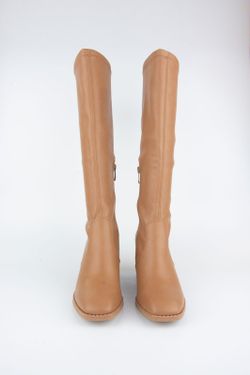 Botas altas con tacón de color beige