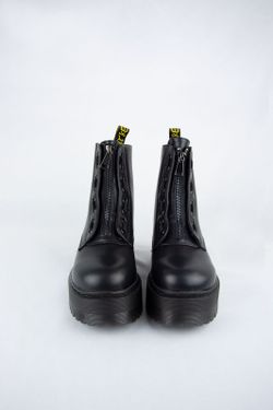 Botas militares con plataforma color negro con cremallera central y cordones