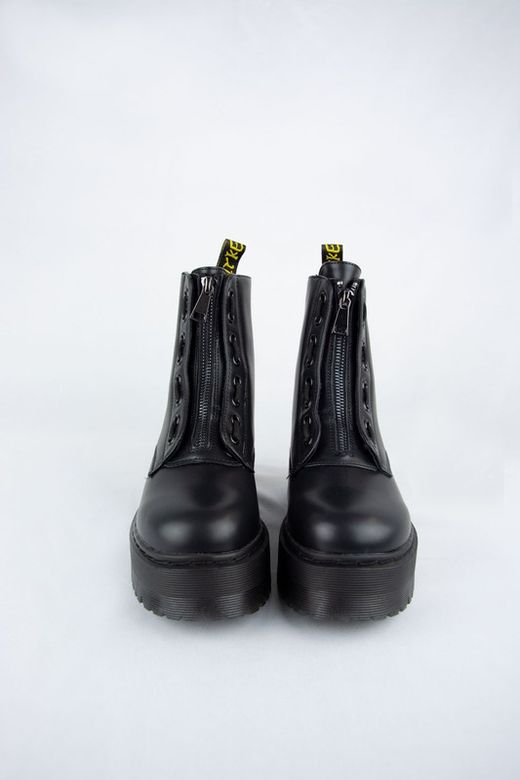 Botas militares con plataforma color negro con cremallera central y cordones