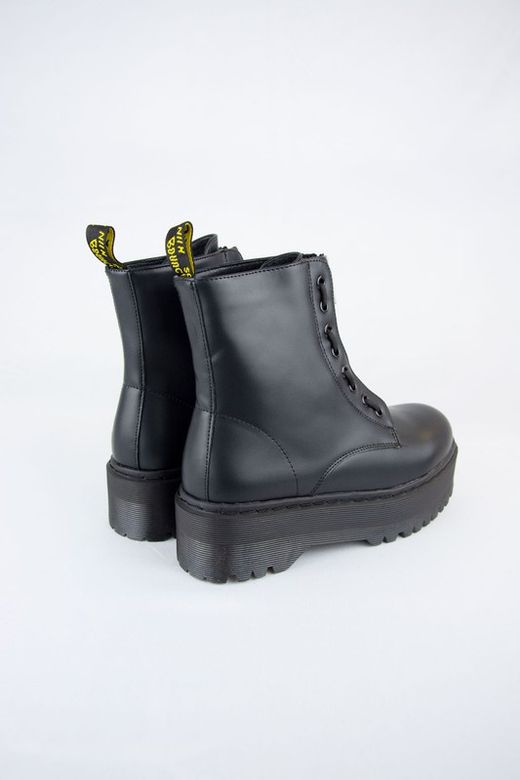 Botas militares con plataforma color negro con cremallera central y cordones