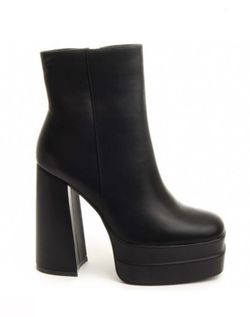Botins pretos com salto largo e plataforma