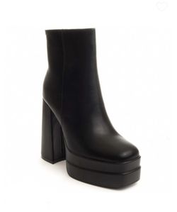 Botins pretos com salto largo e plataforma