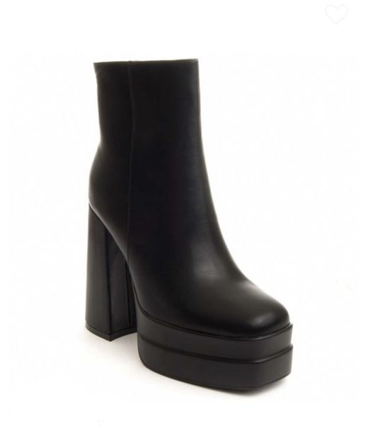 Botins pretos com salto largo e plataforma