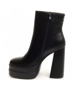 Botins pretos com salto largo e plataforma