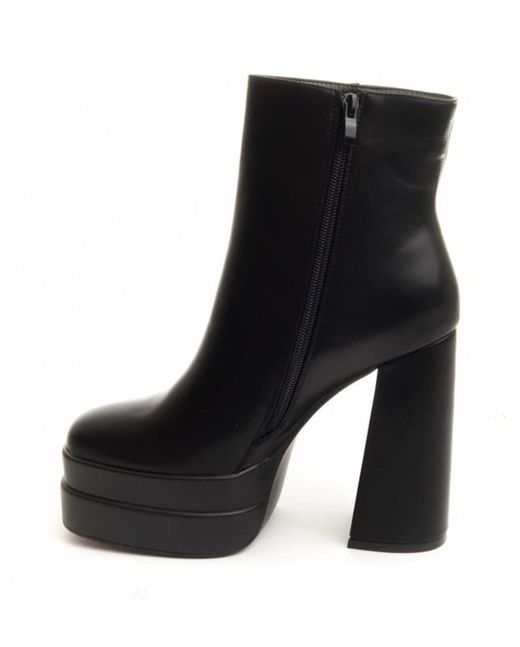 Botins pretos com salto largo e plataforma