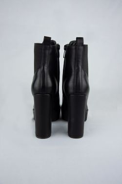 Botines negros con plataforma y tacón ancho. Cierre con cremallera. VINE Ref: BM291