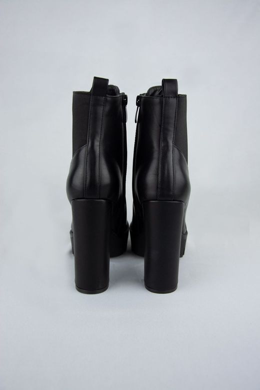 Botines negros con plataforma y tacón ancho. Cierre con cremallera. VINE Ref: BM291