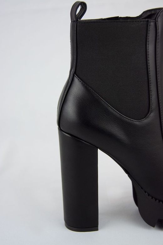 Botines negros con plataforma y tacón ancho. Cierre con cremallera. VINE Ref: BM291