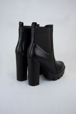 Botines negros con plataforma y tacón ancho. Cierre con cremallera. VINE Ref: BM291