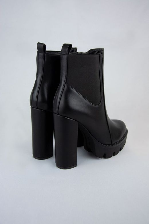 Botines negros con plataforma y tacón ancho. Cierre con cremallera. VINE Ref: BM291