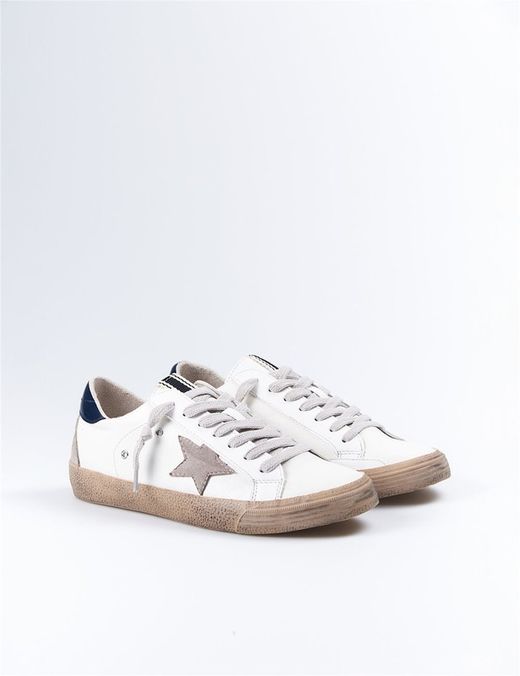 Tênis flat em taupe e azul com modelo estrela Corina Estrella M2020