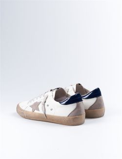 Tênis flat em taupe e azul com modelo estrela Corina Estrella M2020