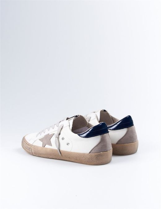 Tênis flat em taupe e azul com modelo estrela Corina Estrella M2020