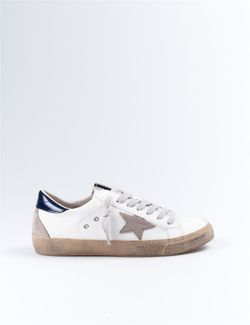 Tênis flat em taupe e azul com modelo estrela Corina Estrella M2020