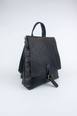 Mochila preta convertível em bolsa com alças modelo Oliva Ref.008N