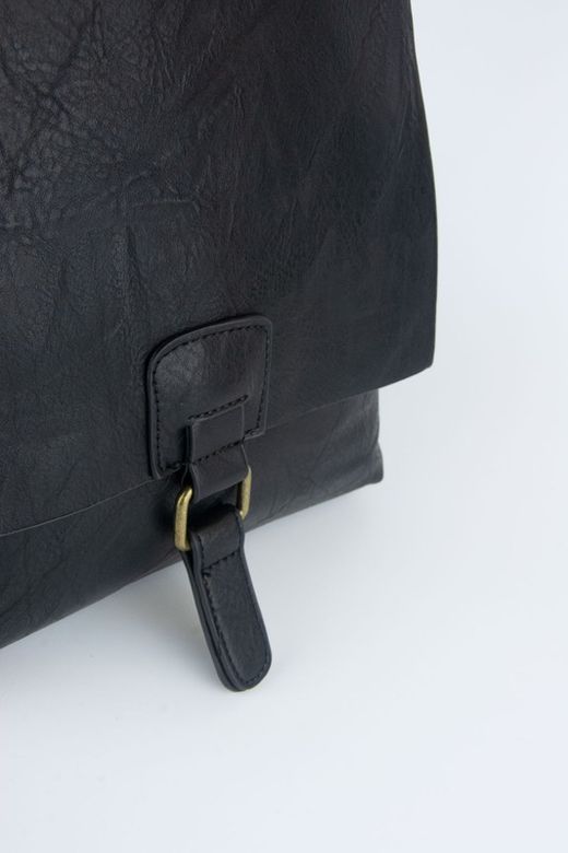 Mochila preta convertível em bolsa com alças modelo Oliva Ref.008N