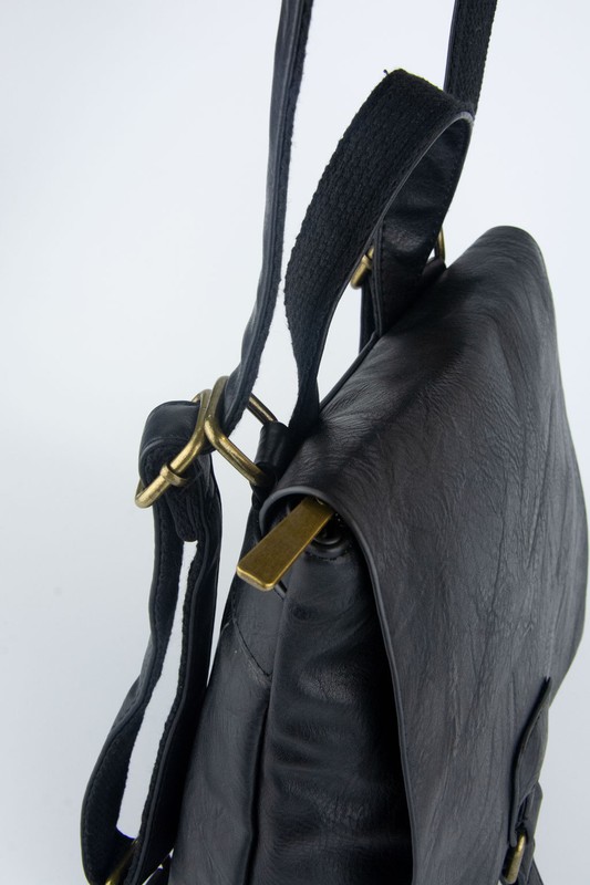 Bolso Mochila Acolchado Con Asa de Hombro y Mano de Mujer en color Negro —  Oliva bags & shoes