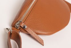Riñonera de piel en color Marrón modelo 20222C