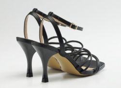 Sandalia de tacón con tiras color Negro marca Corina