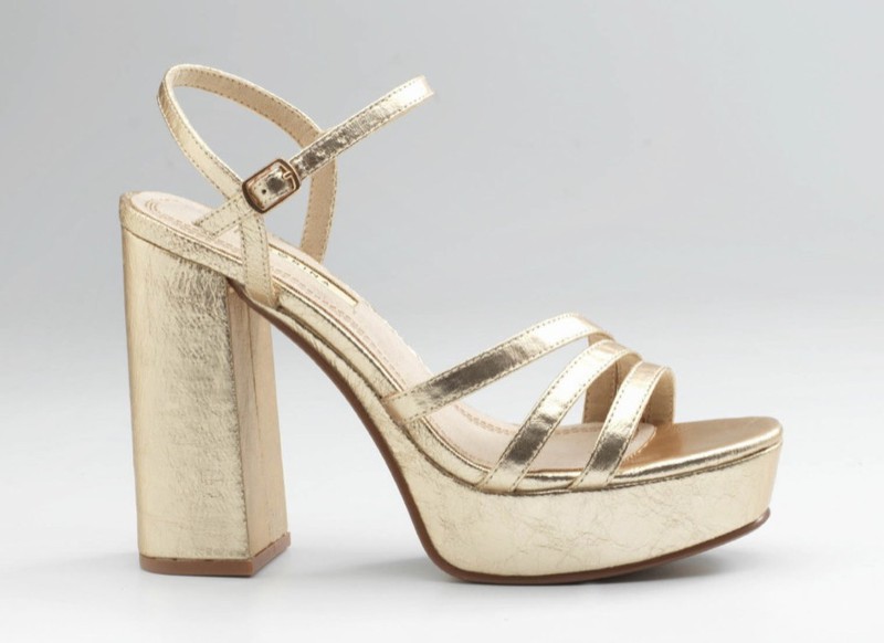Sandalia ancho y color oro marca Corina — Oliva bags & shoes