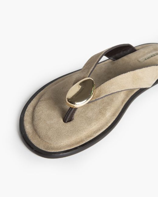 Sandalias beige planas mujer con detalle metálico y suela acolchada