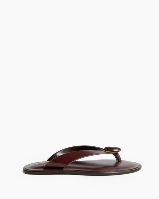 Sandalias burdeos planas mujer con detalle metálico y suela acolchada