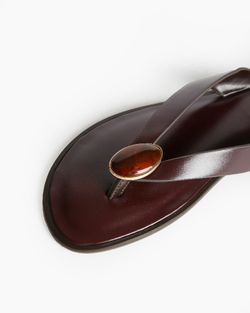 Sandalias burdeos planas mujer con detalle metálico y suela acolchada