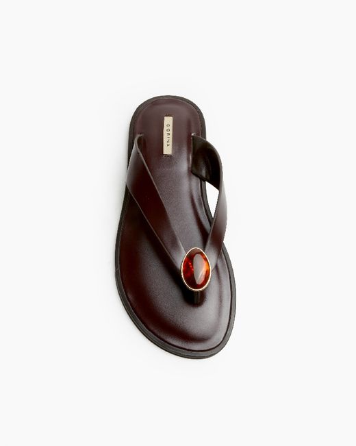 Sandalias burdeos planas mujer con detalle metálico y suela acolchada