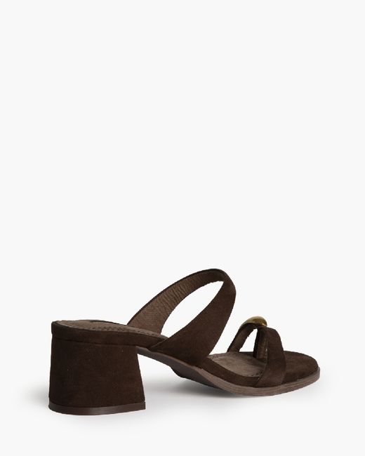 Sandalias marrón de tacón bajo mujer con anillo metálico