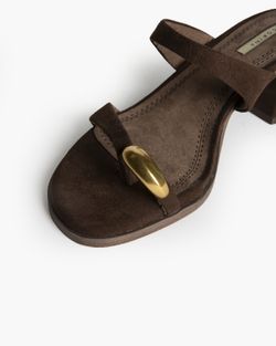 Sandalias marrón de tacón bajo mujer con anillo metálico