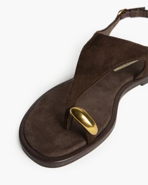 Sandalias marrones planas con anillo metálico