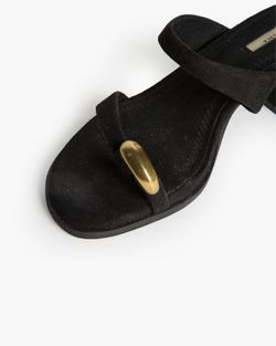 Sandalias negras de tacón bajo mujer con anillo metálico