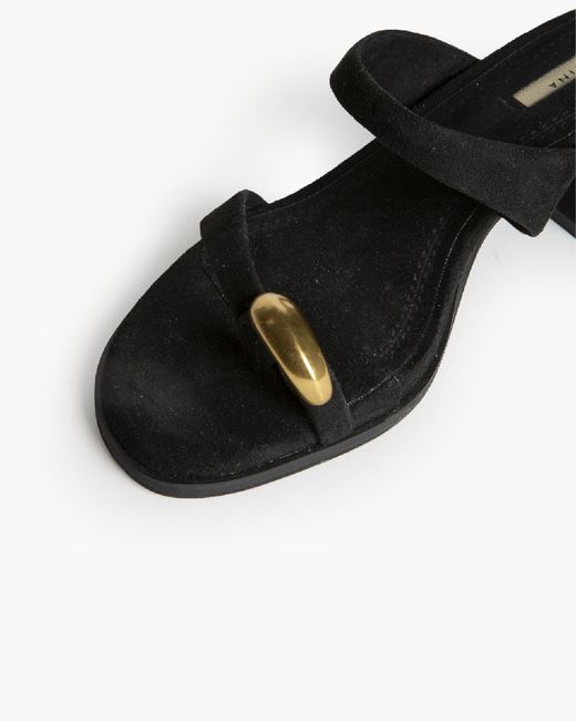 Sandalias negras de tacón bajo mujer con anillo metálico