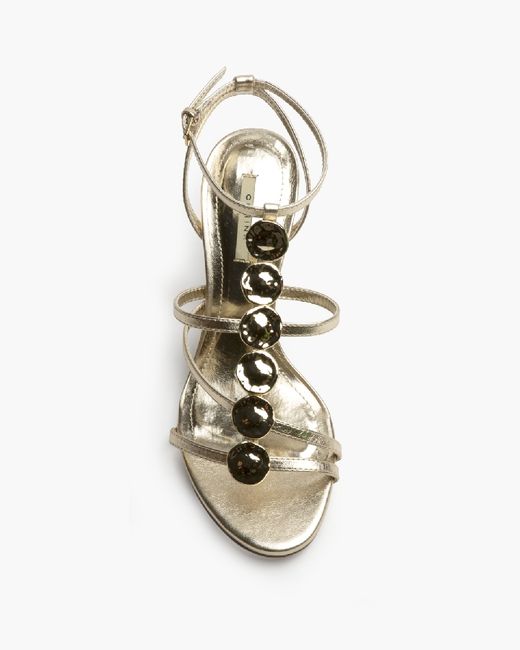 Sandalias oro de tacón alto mujer con detalle metálico en empeine