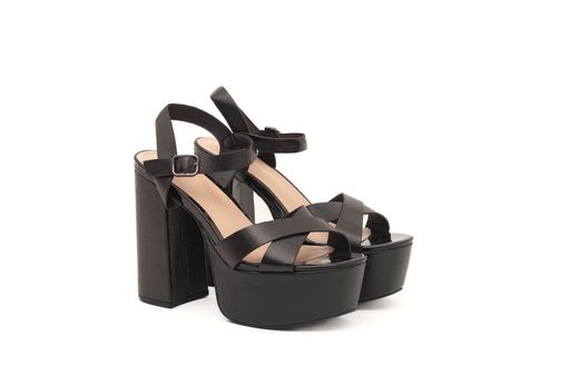 Sandalias negras de tacón alto con plataforma gruesa