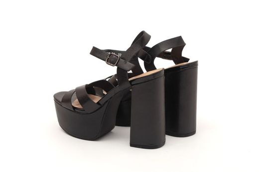 Sandalias negras de tacón alto con plataforma gruesa