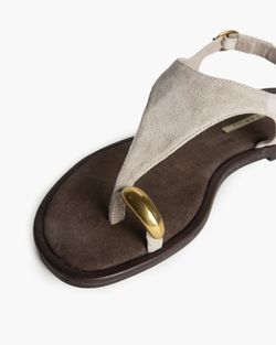 Sandalias taupe planas con anillo metálico
