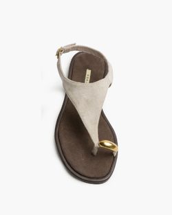 Sandalias taupe planas con anillo metálico