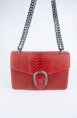Sac en cuir de crocodile avec fer à cheval rouge