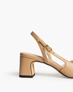 Zapato Tacón Punta Negra Corina Color Camel