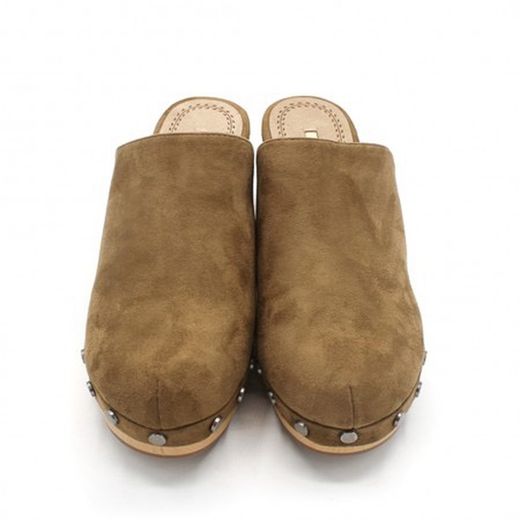 Zueco Ayan color Camel cerrado marca Corina