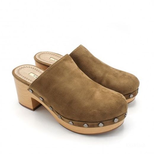 Zueco Ayan color Camel cerrado marca Corina